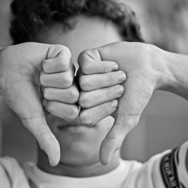 Consentement : les 7 erreurs que font encore les adultes quand ils l&rsquo;enseignent aux ados !